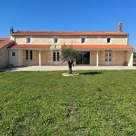 Сasa de vacaciones Charmante Maison Viticole Dans Le Médoc Jau-Dignac-et-Loirac